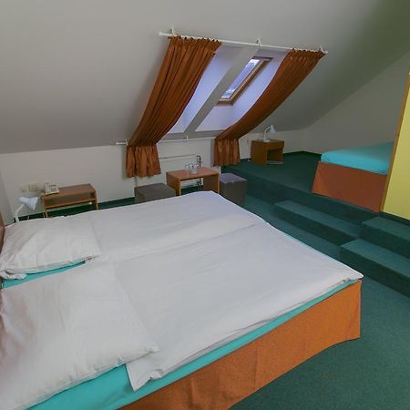 Hotel U Sladku Прага Экстерьер фото